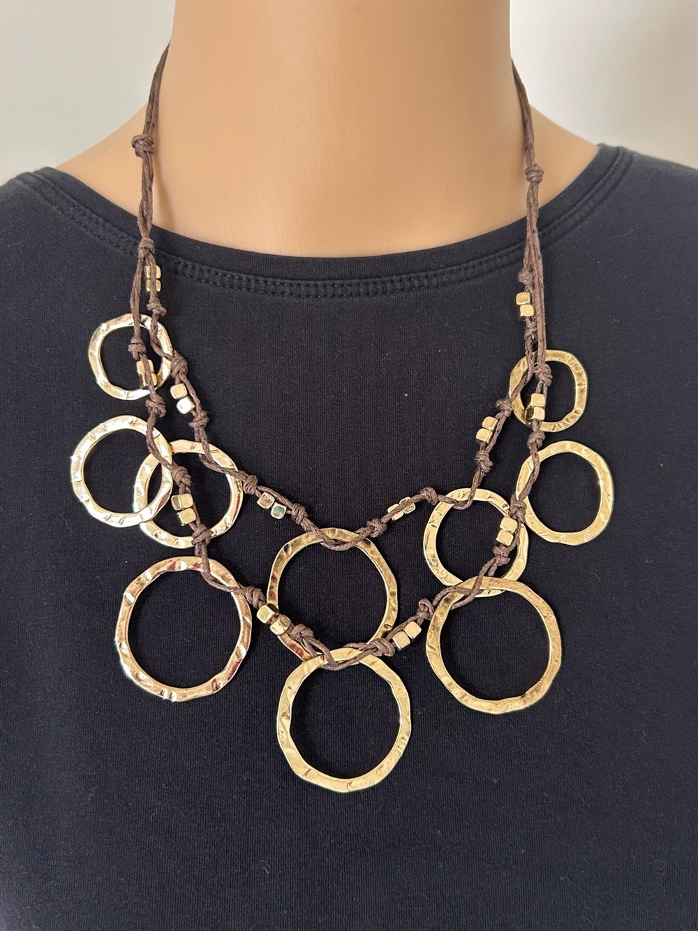 per una Gold-Tone Hammered Circle Necklace with Brown Cord